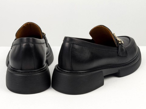 Жіночі туфлі-лофери із натуральної шкіри чорного кольору на полегшеній  підошві з золотою фурнітурою, Т-2052-17